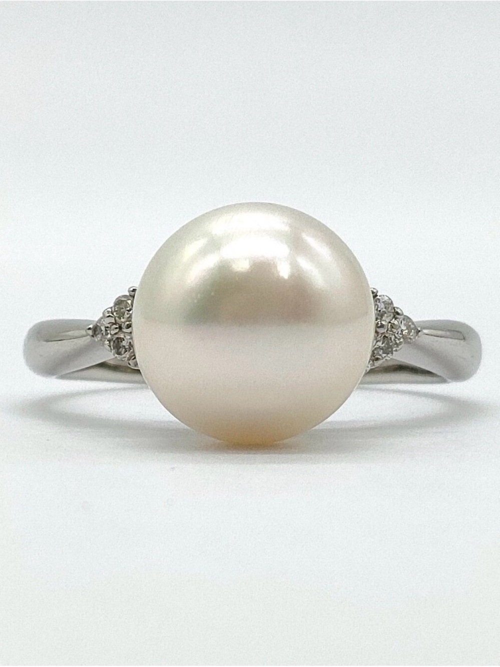 Authentic Pearl Solitaire Ring with diamonds in platinum gold.
